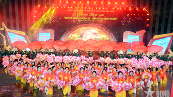 ឧត្តមសេនីយឯក Le Quang Minh អញ្ជើញជាអធិបតីក្នុងពិធីសម្ភោធទូទៅនៃកម្មវិធី Gala "ក្រោមទង់បក្សដ៏រុងរឿង - ច្រៀងឡើងវិញនូវបទចម្រៀងជ័យជំនះ"