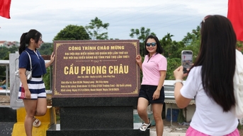 ពេលដែលមនុស្សរាប់ពាន់នាក់កំពុងរង់ចាំនៅលើស្ពាន Phong Chau បន្ទាប់ពីពិធីសម្ពោធ