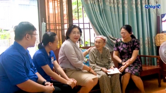 ប្រគល់អំណោយចំនួន ២១ ជូនដល់ម្តាយវីរជនវៀតណាម និងយោធិនរបួសធ្ងន់ធ្ងរ