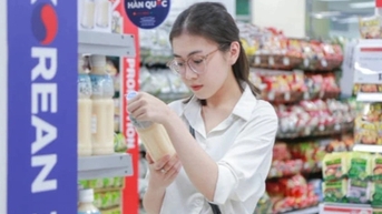 សិស្ស​ទៅ​ផ្សារ​៖ ខ្លាច​គេ​«​ហែក​» ស្ទាក់​ស្ទើរ​មិន​ហ៊ាន​តថ្លៃ​គ្រប់​កាក់