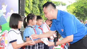 Gần 1 ngàn thiếu nhi tham gia chương trình Trung thu cho em - Lồng đèn thắp sáng ước mơ