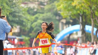 Hình ảnh các vận động viên khối nam, nữ THCS trên đường chạy Báo Hànộimới mùa thứ 50