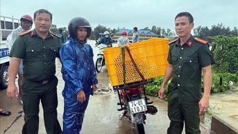 Bão số 10: Quảng Trị đã có 4 người mất tích, bị thương và 8 nhà dân tốc mái