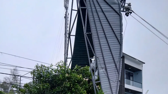 Hàng loạt nhà dân ở Huế bị tốc mái vì lốc xoáy