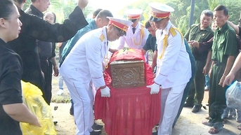 ឃុំ Chiem Hoa បានរៀបចំពិធីទទួល និងបញ្ចុះសពយុទ្ធជនពលី Tang Chi Hung។