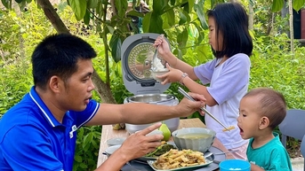 វិស្វករស្ពាន Dong Nguyen និងអាហាររបស់គាត់ដូចជា ត្រីប្រឡាក់ ស៊ុបបន្លែ និងអង្ករចំហុយ