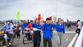 [រូបថត] សេចក្តីអំណរនៅលើស្ពាន Phong Chau ថ្មី។
