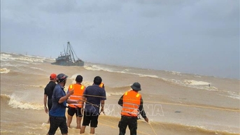 Ứng cứu hai tàu cá gặp nạn ở lạch Cửa Việt khi vào tránh trú bão số 10