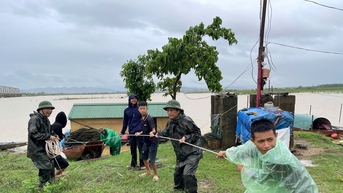 ការ​ជម្លៀស​ជា​បន្ទាន់​ពី​ភូមិ​នេសាទ​នៅ​ជិត​ទន្លេ Lam មុន​ពេល​ព្យុះ​លេខ ១០ បោក​បក់​មក