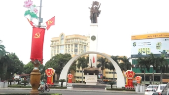 [រូបថត] Dak Lak ភ្លឺស្វាងជាមួយទង់ និងផ្កា ដើម្បីស្វាគមន៍សមាជបក្សខេត្ត...