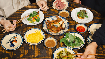 ភោជនីយដ្ឋាន​នាំចូល​បង្គា​ពី​ប្រទេស​វៀតណាម អតិថិជន​អាមេរិក​តម្រង់​ជួរ​រយៈពេល ៩០ នាទី ប៉ុន្តែ​នៅតែ​ឃើញ​ថា​វា​មានតម្លៃ​