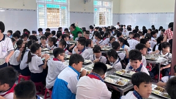 Trường tiểu học bác tin suất ăn trưa 37.000 đồng nhưng khẩu phần quá ít