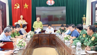 ប្រធានក្រុមប្រឹក្សាប្រជាជនខេត្ត Le Quoc Chinh និងជាប្រធានគណៈកម្មាធិការប្រជាជនខេត្ត លោក Pham Quang Ngoc បានត្រួតពិនិត្យ និងដឹកនាំការជំនះនូវផលវិបាកនៃព្យុះលេខ ១០។