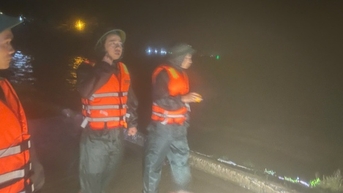 ខេត្តក្វាងទ្រី៖ ទូកនេសាទ២គ្រឿងបានជួបឧបទ្ទវហេតុនៅទន្លេ Gianh ស្វែងរកសមាជិកនាវិក៩នាក់ដែលបាត់ខ្លួនជាបន្ទាន់