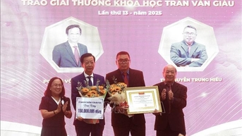 សាស្ត្រាចារ្យពីរនាក់បានឈ្នះពានរង្វាន់វិទ្យាសាស្ត្រ Tran Van Giau
