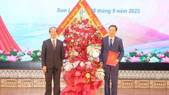 Bộ trưởng Giáo dục và Đào tạo trao Quyết định công nhận Hiệu trưởng Trường đại học Tây Bắc