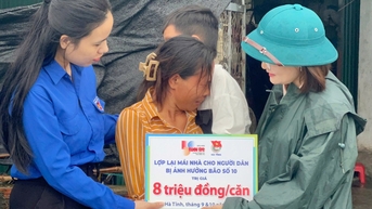 ប្រជាជន​នៅ​ភាគ​កណ្តាល​វៀត​ណាម​ត្រូវ​បាន​ផ្លាស់​ប្តូរ​ដើម្បី​ទទួល​ប្រាក់​ដើម្បី​ធ្វើ​ដំបូល​ផ្ទះ​របស់​ពួក​គេ​ឡើង​វិញ បន្ទាប់​ពី​ខ្យល់​ព្យុះ Bualoi។