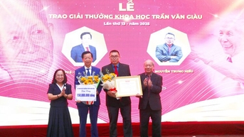 សាស្ត្រាចារ្យរង លោកបណ្ឌិត Vo Van Thang និងសហការីទទួលបានពានរង្វាន់ Tran Van Giau លើកទី១៣ សម្រាប់ស្នាដៃរបស់ពួកគេ "ប្រវត្តិសាស្រ្តនៃការគិត"