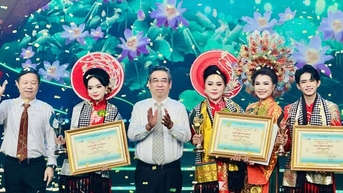 បានឈ្នះពានរង្វាន់ "កណ្តឹងមាសនៃតន្ត្រីបុរាណ" លើកទី 20