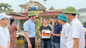 សមមិត្ត Pham Van Lap បានចុះសួរសុខទុក្ខ និងលើកទឹកចិត្តគ្រួសារនៅឃុំ Tan Minh ដែលរងគ្រោះដោយខ្យល់ព្យុះ និងព្យុះកំបុតត្បូង។