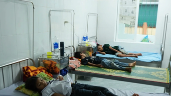 Nhân viên y tế ‘tố’ nữ phó hiệu trưởng độc quyền bếp ăn