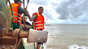 Ca Mau៖ ការសង្គ្រោះទាន់ពេលនៃនាវិកពីរនាក់ដែលកំពុងជួបទុក្ខនៅសមុទ្រ