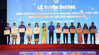 គំនូរយុវជនមកពីកម្មវិធីជនជាតិ និងតំបន់ភ្នំ