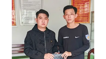 មន្ត្រី​ប៉ូលិស​ចល័ត​ប្រគល់​លុយ​៤០​លាន​ដុង​ជូន​អ្នក​បាត់​ខ្លួន​វិញ​