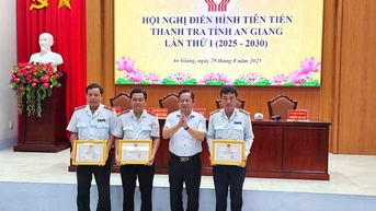 ឧស្សាហកម្មអធិការកិច្ចសរសើរ និងផ្តល់រង្វាន់ដល់ម៉ូដែលកម្រិតខ្ពស់ធម្មតា។