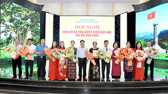 កាសែត Tuyen Quang និងវិទ្យុ និងទូរទស្សន៍បានប្រកាសពីការចូលនិវត្តន៍ និងការសម្រេចចិត្តផ្ទេរការងារសម្រាប់មន្ត្រី