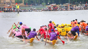 ទន្លេទឹកអប់ស្ថិតក្នុងភាពចលាចលជាមួយនឹងទូកប្រណាំង