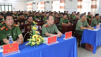 Tổ chức bồi dưỡng kiến thức nghiệp vụ quản lý nhà nước về an ninh, trật tự tại địa bàn cơ sở