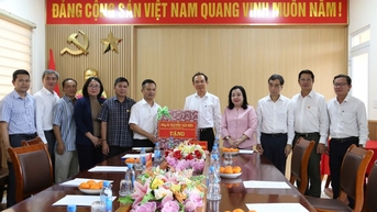 សមមិត្ត Nguyen Van Nen បានទៅសួរសុខទុក្ខ និងជូនអំណោយនៅមជ្ឈមណ្ឌលគាំពារសង្គម និងកុមារខេត្ត Dak Lak។