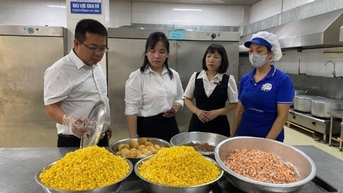 Cha mẹ đồng hành giám sát bữa ăn bán trú
