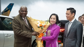 ប្រធានរដ្ឋសភាគុយបាលោក Esteban Lazo Hernandez អញ្ជើញមកដល់ទីក្រុងហាណូយ ចាប់ផ្តើមដំណើរទស្សនកិច្ចជាផ្លូវការនៅវៀតណាម។