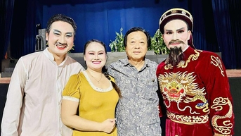 វិចិត្រករប្រជាជនលោក Tran Ngoc Giau យកចិត្តទុកដាក់ និងណែនាំក្រុមអ្នកស្នងតំណែងជាអ្នកដឹកនាំរោងមហោស្រព Hat Boi ទីក្រុងហូជីមិញ។