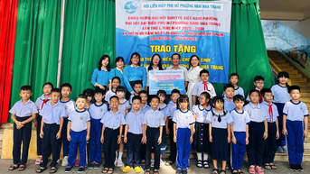 សហភាព​នារី​សង្កាត់​ណាំ​ញ៉ា​ត្រាង​៖ ប្រគល់​ប័ណ្ណ​ធានា​រ៉ាប់រង​សុខភាព​ចំនួន​១២៣​សន្លឹក​ដល់​សិស្សានុសិស្ស​ដែល​ជួប​ការលំបាក