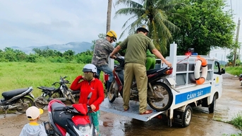 នគរបាល​ឃុំ​ហាំ​ថាញ់ ជួយ​សិស្ស​ឆ្លង​កាត់​ទឹក​ជំនន់​ទៅ​សាលា