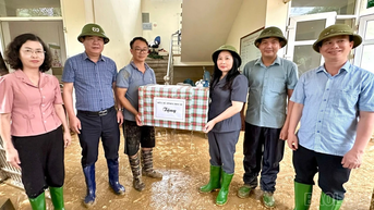 សមមិត្ត Vu Thi Hien Hanh - អនុប្រធានគណៈកម្មាធិការប្រជាជនខេត្ត បានចុះត្រួតពិនិត្យការងារបង្ការព្យុះ និងទឹកជំនន់នៅមូលដ្ឋានពេទ្យ។