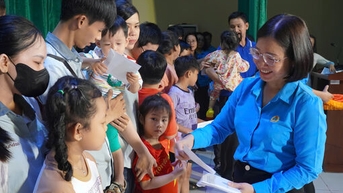 កុមារ​សមាជិក​សហជីព​ចំនួន​១០០​នាក់​បាន​ទទួល​អំណោយ​ក្នុង​ពិធីបុណ្យ​ពេញ​ព្រះច័ន្ទ