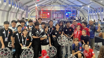 ក្រុមបាល់ទាត់វៀតណាម DroneSoccer ឈ្នះពានរង្វាន់នៅ FIDA World Cup