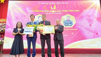 សៀវភៅនេះត្រូវបានផ្តល់កិត្តិយសដោយពានរង្វាន់វិទ្យាសាស្ត្រ Tran Van Giau និងទទួលបាន 150 លានដុង។