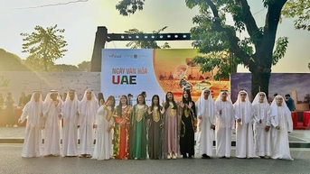 ក្រុមសិល្បករអន្តរជាតិ និងក្រុមតន្ត្រីតំណាងឱ្យក្រុមសិល្បៈអន្តរជាតិរបស់ស្ថានទូតអារ៉ាប់រួម