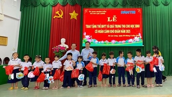 ប្រគល់ប័ណ្ណធានារ៉ាប់រងសុខភាពចំនួន 150 សន្លឹក និងអំណោយពិធីបុណ្យពាក់កណ្តាលសរទរដូវដល់សិស្សានុសិស្សនៅឃុំ An Luc Long
