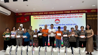 ប្រគល់អំណោយចំនួន 56 ជូនគ្រួសារជួបការលំបាកនៅវួដ Ngo Quyen