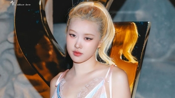 Rosé សមាជិកក្រុម BlackPink បង្កភាពចម្រូងចម្រាសចំពោះការស្លៀកសម្លៀកបំពាក់ដូច pajama ក្នុងកម្មវិធី Paris Fashion Week