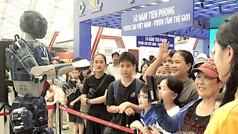 Người dân trầm trồ trước giàn khoan trên biển, đường tải điện xuyên Bắc Nam, robot biết nói