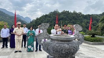 Đoàn đại biểu dự Đại hội Thi đua yêu nước tỉnh báo công dâng Bác tại Đền thờ Chủ tịch Hồ Chí Minh