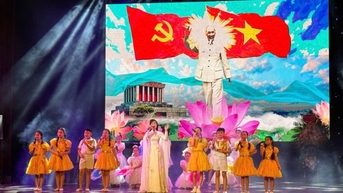 "ដូចជាប្រសិនបើពូហូនៅទីនេះនៅថ្ងៃនៃជ័យជំនះដ៏អស្ចារ្យ" ត្រូវបានផ្តល់កិត្តិយសជាបទចម្រៀងមួយក្នុងចំណោមបទចម្រៀងធម្មតាចំនួន 50 ។