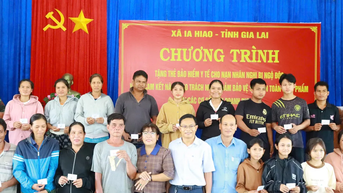 Tặng thẻ bảo hiểm y tế cho bệnh nhân nghi ngộ độc ở Gia Lai